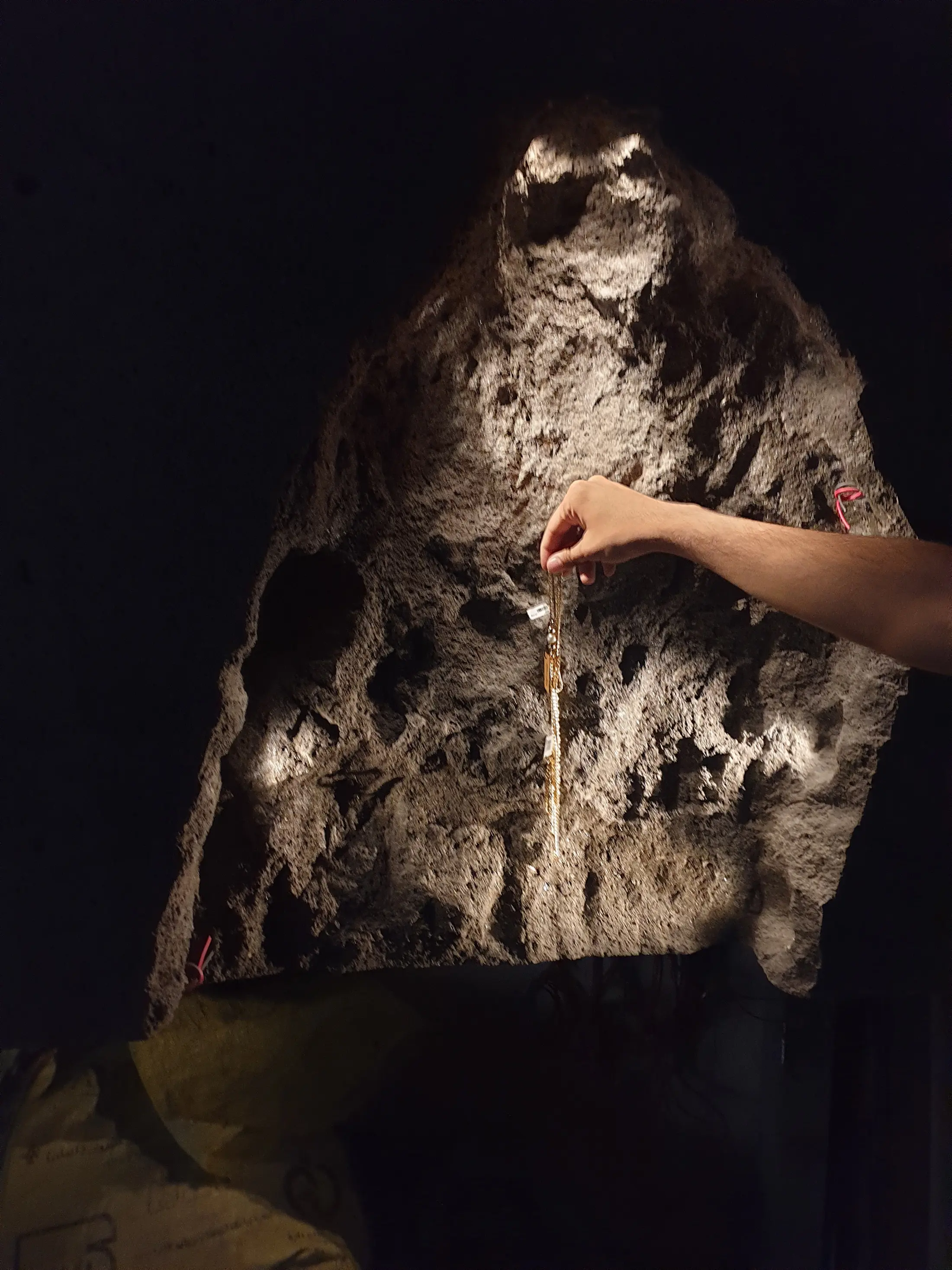 جزئیات حفرهٔ سنگمانند نمایش جواهر در The Cave
